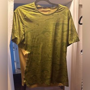 Lulu lemon men’s T shirt size large